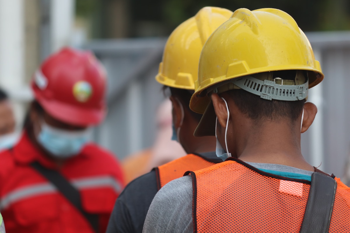 Professionnel formé au port du casque de chantier
